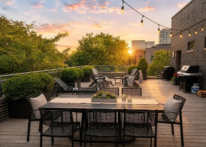 Apartment Chic Little Italy 4br With Optional Parking Chicago