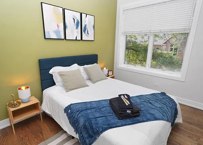 Apartment Chic Little Italy 4br With Optional Parking Chicago
