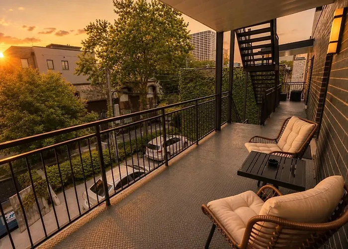 Chic Little Italy 4br With Optional Parking *