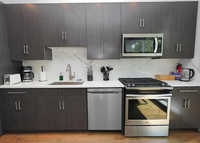 Chic Little Italy 4br With Optional Parking Chicago