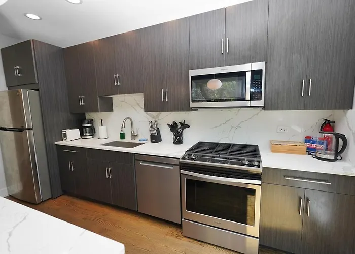 Chic Little Italy 4br With Optional Parking Chicago