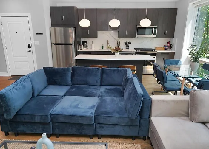 Apartment Chic Little Italy 4br With Optional Parking *