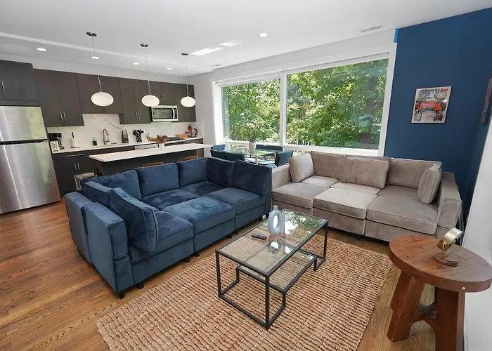 Chic Little Italy 4br With Optional Parking *