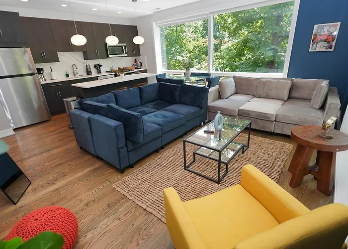 Chic Little Italy 4br With Optional Parking