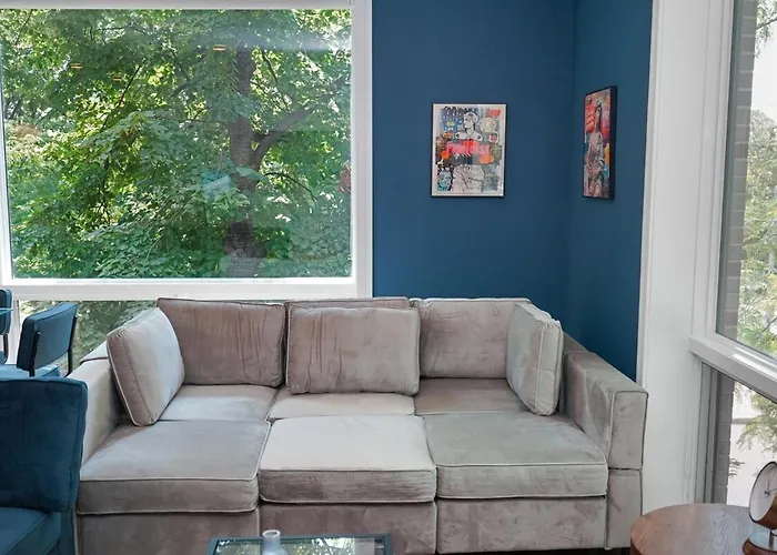 Chic Little Italy 4br With Optional Parking *