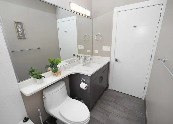 Chic Little Italy 4br With Optional Parking Chicago