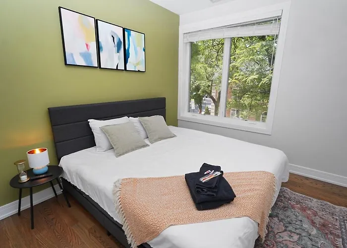 Chic Little Italy 4br With Optional Parking *