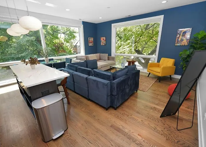 Apartment Chic Little Italy 4br With Optional Parking *